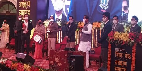 कोरोना के दौरान पुरस्कार समारोह नहीं हो सका था.