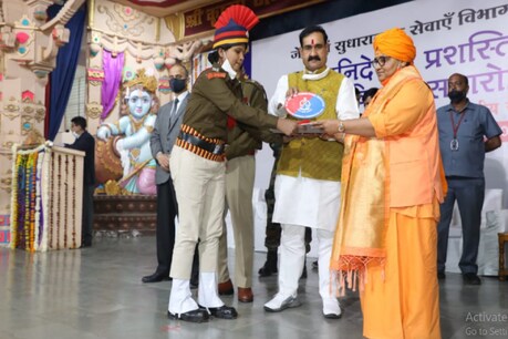 भोपाल में जेलकर्मियों का सम्मान किया गया.