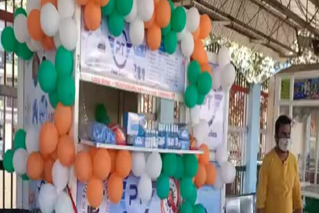 Disposable Bedroll Stall at Indore: रेल यात्रियों (Passengers) की सुविधा के लिए IRCTC ने इंदौर स्टेशन पर डिस्पोजेबल बेडरोल का स्टॉल शुरू किया. कम कीमत वाले बेडरोल से एसी बोगी में सफर करने वालों को होगी आसानी. रेलवे कर्मचारियों को 10 फीसदी की छूट.