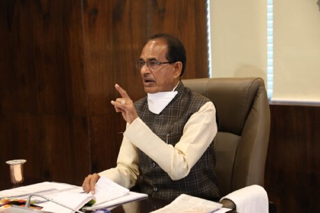 शिवराज सिंह ने आज कमिश्नर-कलेक्टर्स, आईडी और एसपी के साथ वीडियो कॉन्फ्रेंस की.