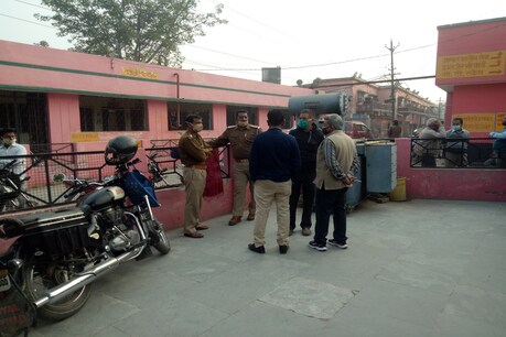 पुलिस फरार आरोपी की तलाश कर रही है.