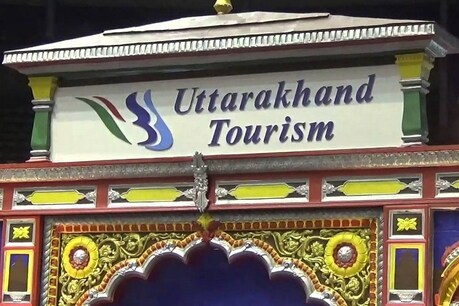 “उत्तराखंड के अनेक जगहों पर बर्फ़ गिरती है जो क्रिसमस की भावना को बल प्रदान करती है.