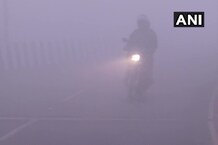 PHOTOS: उत्तर प्रदेश में कड़ाके की ठंड के साथ कोहरे का प्रकोप, विजिबिलिटी हुई बेहद कम