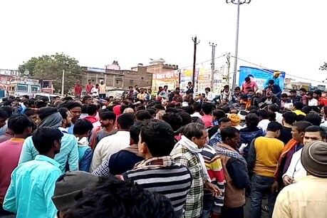 बिहार के रोहतास में हुई हत्या की घटना के बाद जमा भीड़