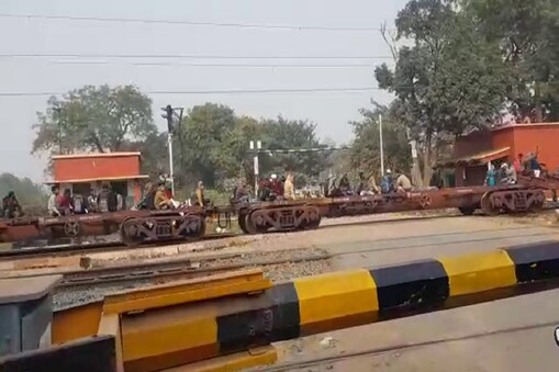 बिहार के बक्सर में मालगाड़ी पर यात्रा करते परीक्षार्थी बिहार के बक्सर में मालगाड़ी पर यात्रा करते परीक्षार्थी