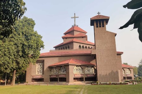 वाराणसी के इस चर्च की दीवारों पर गीता का संदेश लिखा है.