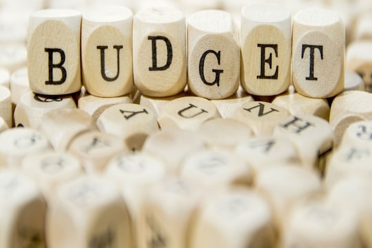 घाटे का बजट (Deficit budget) केवल सरकारी क्षेत्र में ही देखने को मिलता है. 