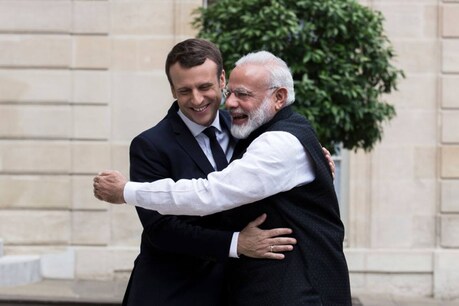 फ्रांस के राष्ट्रपति एमेनुएल मैक्रों और पीएम नरेंद्र मोदी (फाइल फोटो: AP)