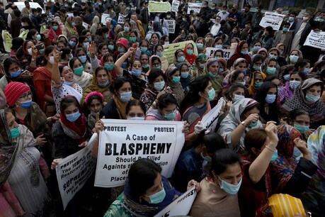 पाकिस्तान हिंदू काउंसिल के सदस्यों ने मंदिर पर हुए हमले के विरोध में प्रदर्शन किया. (AP/PTI photo)