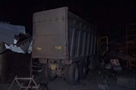 गुजरात के सूरत में हुए सड़क हादसे में कुशलगढ़ क्षेत्र के 13 मजदूरों की मौत हो गई थी.