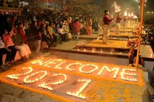 New Year 2021 Celebration: काशी ने अपने अंदाज में किया नए साल का भव्य स्वागत, देखिए तस्वीरें
