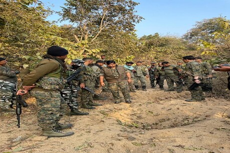 छत्तीसगढ़ में जिला बल और सीआरपीएफ के जवान नक्सल विरोधी अभियान में जुटे हैं. (सांकेतिक तस्वीर)