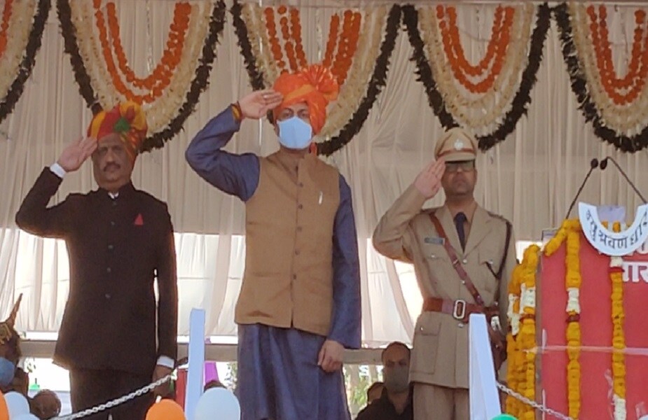 धार में मंत्री राजवर्धनसिंह दत्तीगांव ने ध्वजारोहण किया. यहां मुख्य समारोह किला मैदान में हुआ