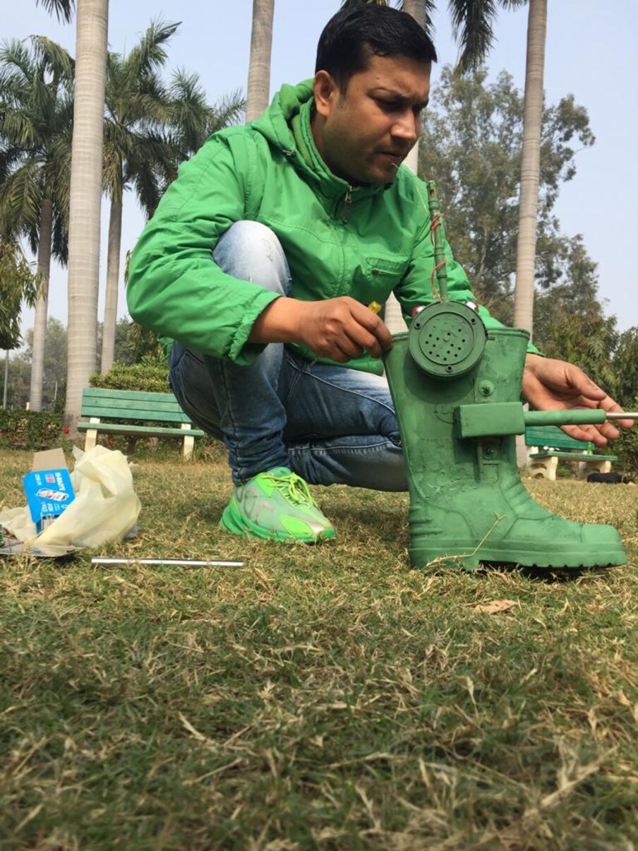  वाराणसी के युवा वैज्ञानिक ने भारतीय फौज के लिए एक ऐसा जूता तैयार किया है जो न केवल बीस किमी दूर से घुसैपैठियों की आहट को सुनकर घुसपैठ रोक सकता है बल्कि गोलियां भी बरसा सकता है. पीएम मोदी के संसदीय क्षेत्र के युवा वैज्ञानिक श्याम चौरसिया ने ये कमाल किया है. श्याम अशोका इंस्टीट्यूट में रिसर्च एंड डेवलेपमेंट इंचार्ज हैं. श्याम ने ऐसा जूता तैयार किया है जो दुश्मनों के छक्के छुड़ा सकता है. उन पर गोलियां बरसा सकता है. बकौल श्याम, इस जूते में लगे दो फोल्डिंग 9 एमएम के गन बैरल महज कुछ सेकेंड में आहट पहचान कर फायर कर सकते है.