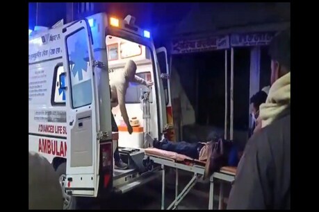 बिहार के सुपौल में गोलीबारी में जख्मी हुए युवक को अस्पताल लाता एंबुलेंस