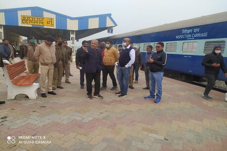सरयागढ़ स्टेशन का निरीक्षण करते हुए समस्तीपुर रेल डिवीजन के डीआरएम अशोक महेश्वरी
