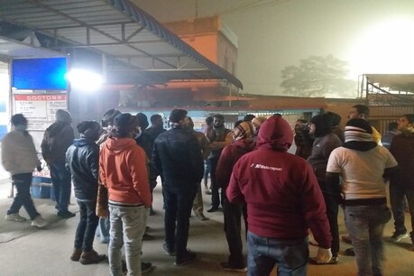 Purnia News: पूर्णिया में हुई गोलीबारी की घटना के बाद मौके पर जमा भीड़