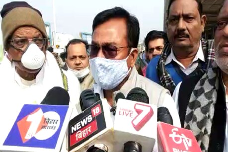 पटना में पत्रकारों से बात करते भक्त चरण दास