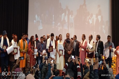 पटना में कलाकारों का सम्मान करते मंत्री मंगल पांडेय