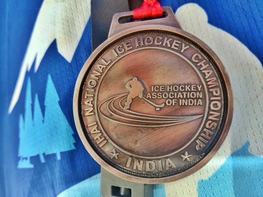  काजा (लाहौल स्पीति). हिमाचल प्रदेश की आईस हॉकी टीम ने राष्ट्रीय प्रतियोगिता में ब्रॉन्ज मेडल जीता है. जम्मू एवं कश्मीर में आयोजित इस प्रतियोगिता में हिमाचल की टीम ने मेजबान को मात देकर यह मेडल हासिल किया.