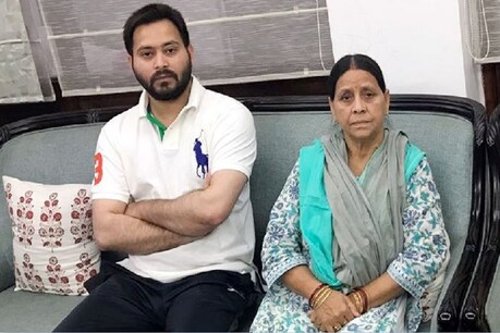 राबड़ी देवी के साथ तेजस्वी यादव (फाइल फोटो)