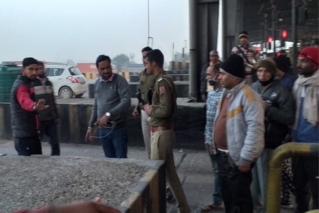 टोलकर्मियों और समर्थकों के बीच समझाइश कराते हनुमान बेनीवाल.