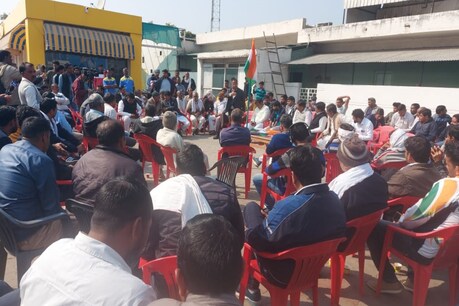 ग्रामीणों का आरोप है कि आंदोलन में राजस्थान और हरियाणा के किसान न के बराबर हैं और वहां अधिकतर बाहरी लोग जमा हैं.