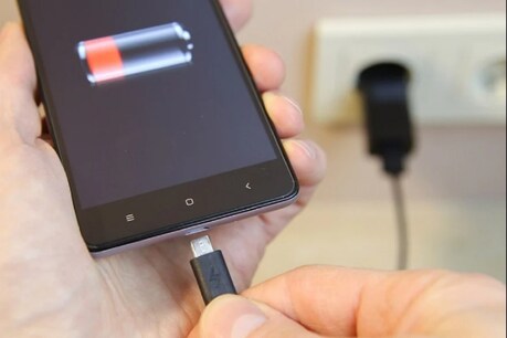 फोन की बैटरी को तेज़ी से चार्ज करने के लिए कई तरीके अपनाए जा सकते हैं.