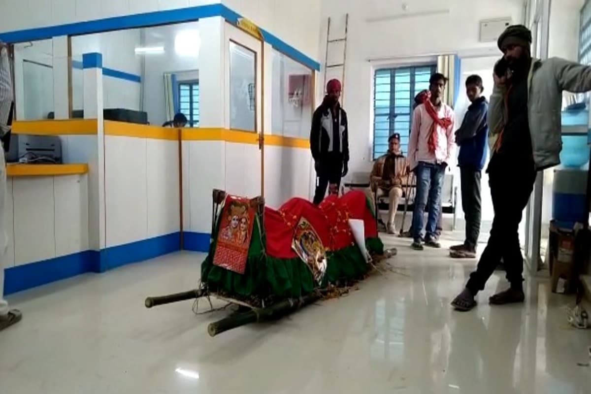 बिहार में 'मुर्दा' पहुंचा अपने बैंक खाते से जमा पैसा लेने, कर्मचारियों के  बीच मची अफरा-तफरी