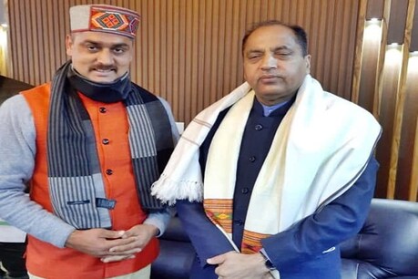 सीएम जयराम ठाकुर के साथ पाल वर्मा.