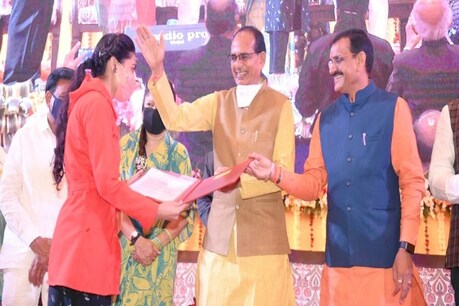 भोपाल के मिंटो भवन में आयोजित रोजगार उत्सव मेला में सीएम शिवराज सिंह ने 26 हजार युवाओं को रोजगार दिया