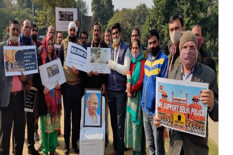 दिल्ली पुलिस वेलफेयर महासंघ की अगुवाई में पुलिसकर्मियों के परिवार शहीदी पार्क पहुंचे.