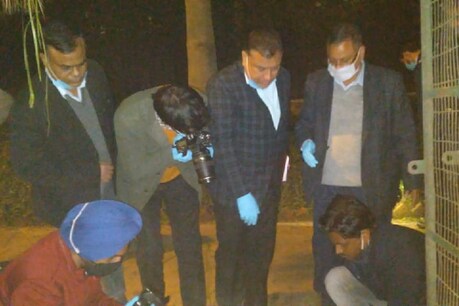 बम विस्फोट स्थल की जांच करते अधिकारी