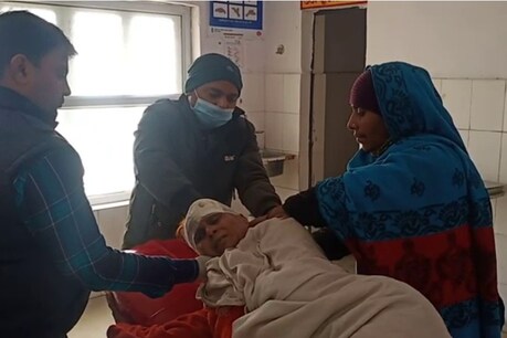 बदमाशों की मारपीट से घायल हुई महिला अस्पताल में भर्ती हैं.