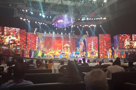 उद्धाटन समारोह में बांग्लादेश के हाई कमिश्नर की मौजूदगी दिखा रही थी कि बंगाल और बांग्लादेश के बीच सीमाएं धीरे-धीरे दोस्ती में बदल रही हैं.