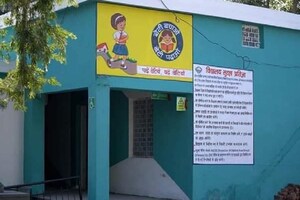 PHOTOS: उत्तराखंड में स्कूलों पर राजनीति, AAP की फोटो का शिक्षा मंत्री ने दिया तस्वीरों वाला जवाब