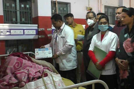 बधाई पत्र पाकर माता-पिता खुश नजर आए.
