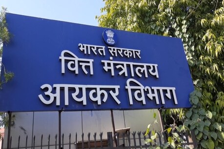 छापे की कार्रवाई में गत चार दिन से करीब 40 टीमें जुटी हुई हैं.