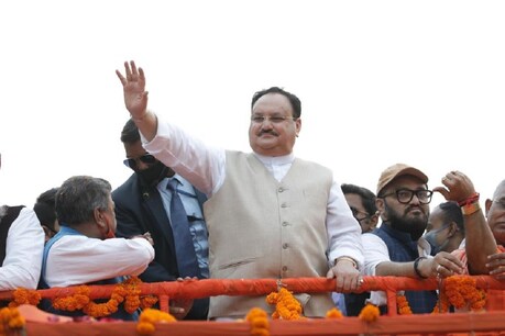 बंगाल में बीजेपी अध्यक्ष ने चार घरों से एक-एक मुट्ठी चावल इकट्ठा किया और नए कृषि कानूनों पर लोगों को जानकारी दी.