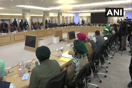 विज्ञान भवन में किसानों के साथ सरकार की बैठक चल रही है.