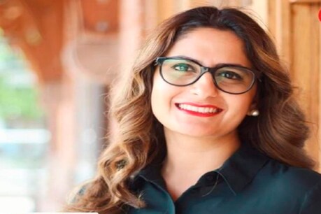 दिल्ली में पैदा हुई कमल खेड़ा ने कनाडा के संसद सचिव पद से इस्तीफा दे दिया है.