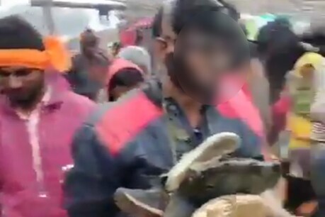 गांव में युवक को चप्पल की माला पहनाकर घुमाया.