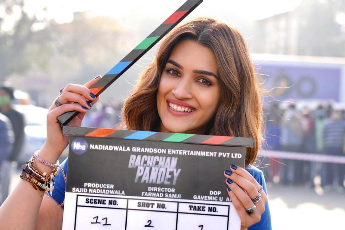  बच्चन पांडे फिल्म की शूटिंग बुधवार को जैसलमेर के हनुमान चौरोहे से शुरू की गई थी. हिरोइन कृति सेनन सेट पर काफी खुश नजर आ रही हैं.