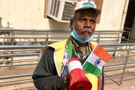 Agra News: लॉकडाउन-मैन के नाम से पहचाने जाने वाले विजय कुमार गौतम हर सुबह माइक और झाड़ू लेकर सफाई के लिए निकल पड़ते हैं.