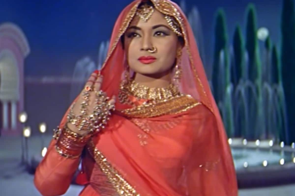 When the robbers surrounded Meena Kumari, the actress shot a knife on the  palm of the dacoit! - Stuff Unknown