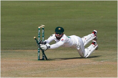 PAK vs SA: मोहम्मद रिजवान ने शानदार अंदाज में रासी वैन डेर डुसैन को रन आउट किया (PIC: AP)