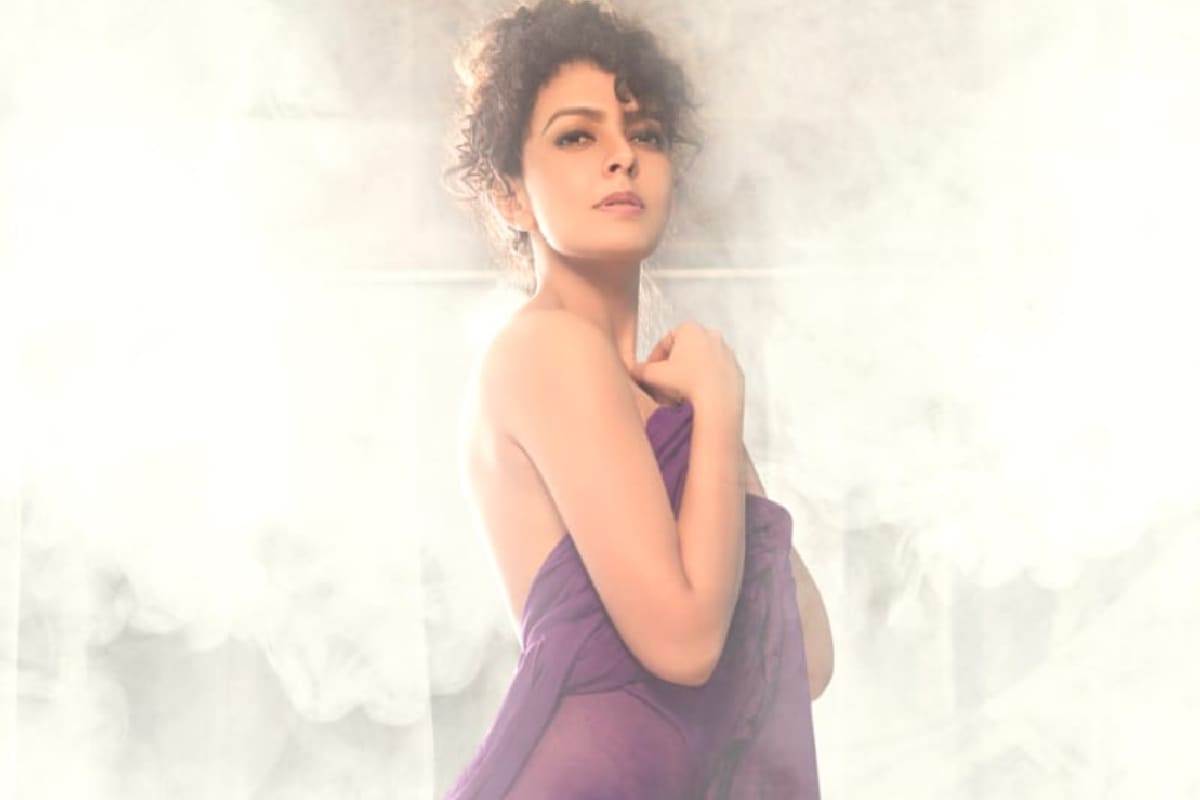 नई दिल्ली. पिछले साल फरवरी में जब बॉलीवुड एक्ट्रेस कियारा आडवाणी (Kiara Advani) ने टॉपलेस फोटोशूट करवाया था, जो सोशल मीडिया पर उनकी तस्वीरें चारों तरफ छा गई थीं. अब इस साल की शुरुआत में बॉलीवुड एक्ट्रेस बिदिता बाग (Bidita Bag) ने टॉपलेस फोटोशूट करवाया है, जिसकी तस्वीरें उन्होंने अपने इंस्टाग्राम पेज पर शेयर की हैं. (फोटो साभारः Instagram @biditabag)