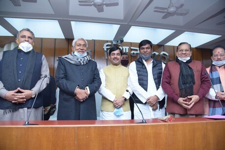 शाहनवाज हुसैन और मुकेश सहनी ने ली विधान परिषद की सदस्यता की शपथ