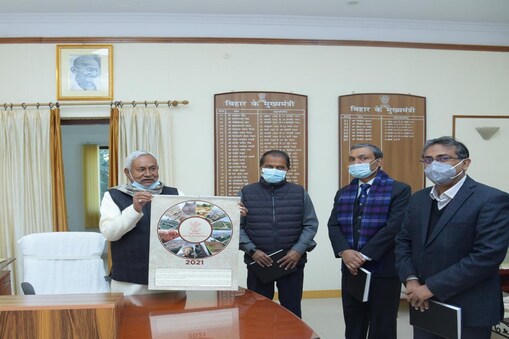 बिहार सरकार की डायरी व कैलेंडर का विमोचन करते हुए सीएम नीतीश कुमार बिहार सरकार की डायरी व कैलेंडर का विमोचन करते हुए सीएम नीतीश कुमार