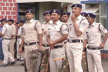 वीकली ऑफ की घोषणा बार-बार हुई लेकिन स्थायी अमल कभी नहीं हो पाया.